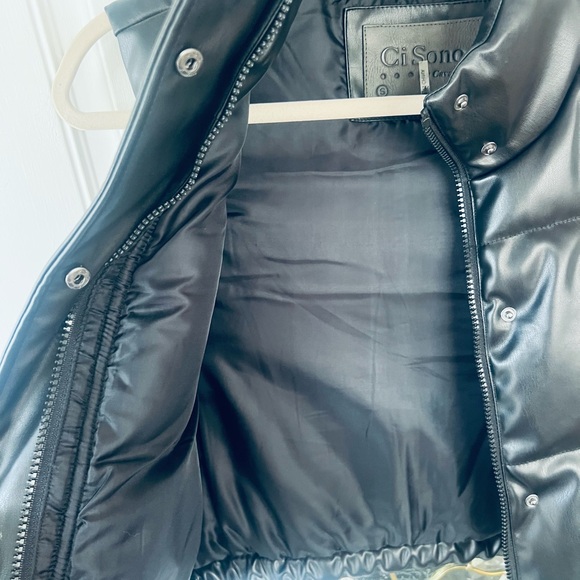 Ci Sono Cropped Puffer Vest in Black - Picture 3 of 6